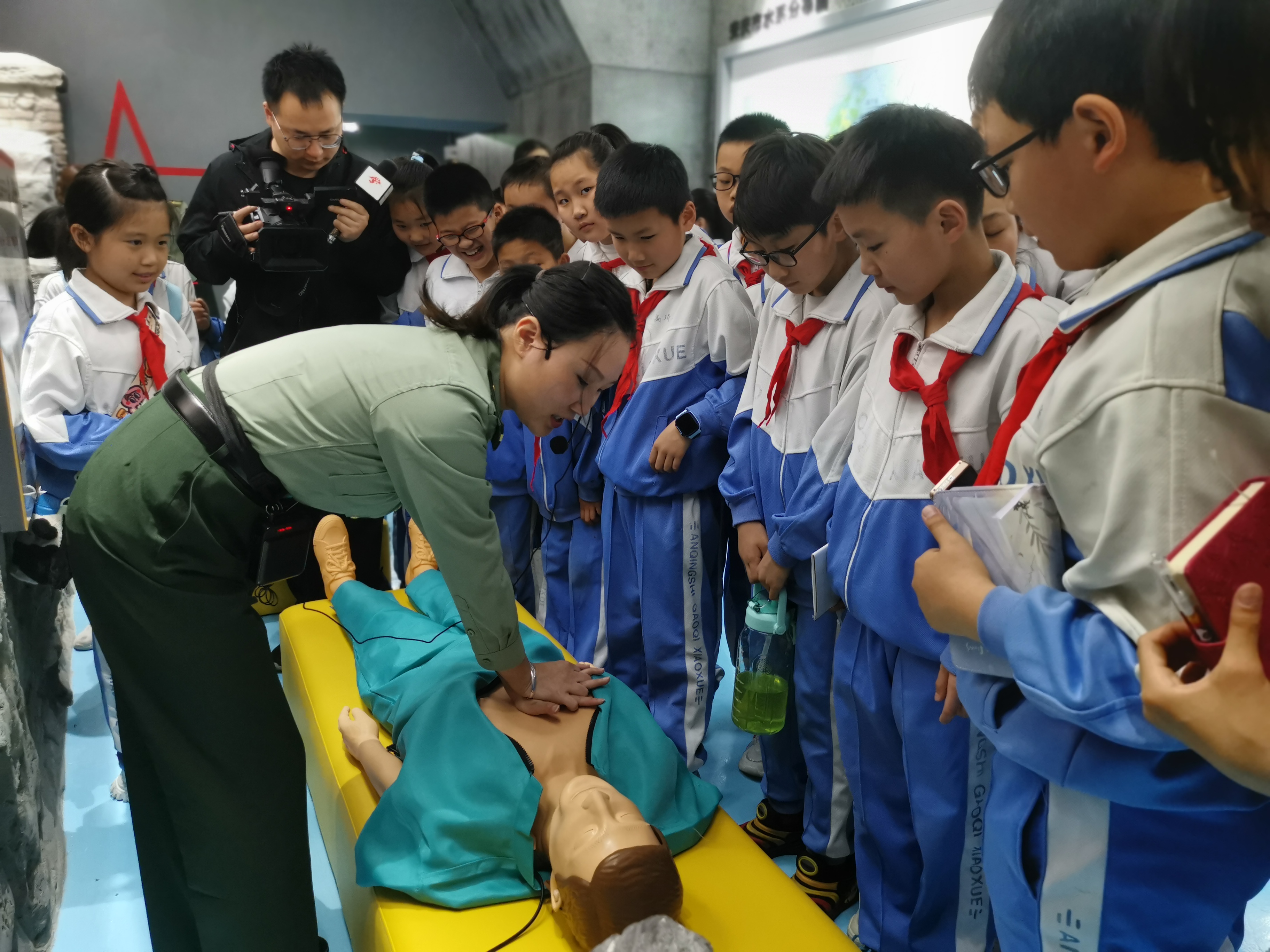 5月12日，高琦小学四年级六班师生走进安庆市国防人防民防教育馆开展人防教学活动