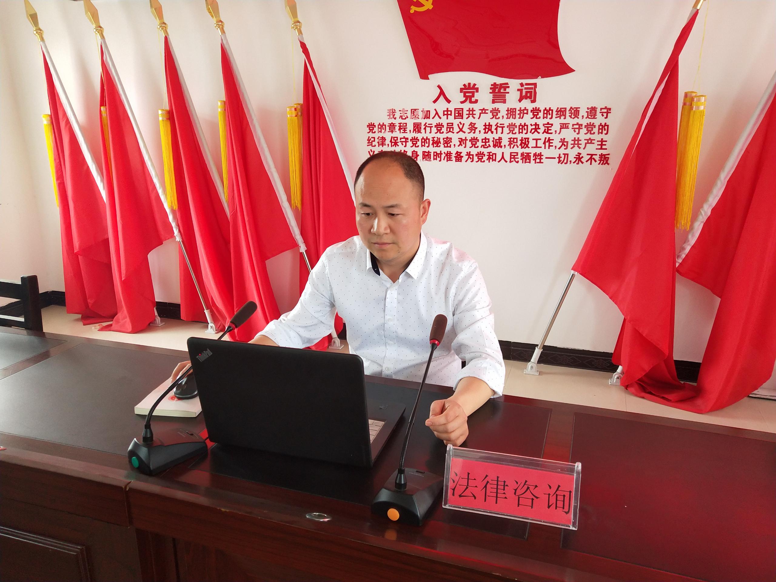岳西县局法律顾问现场解答群众的咨询