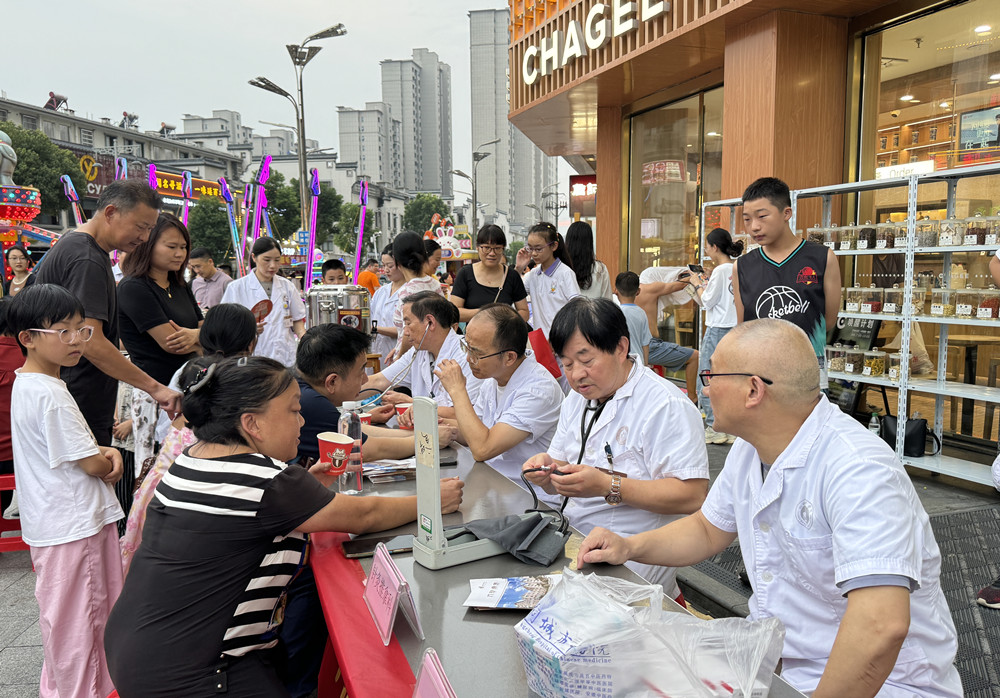 图为桐城市中医院开展义诊活动.jpg